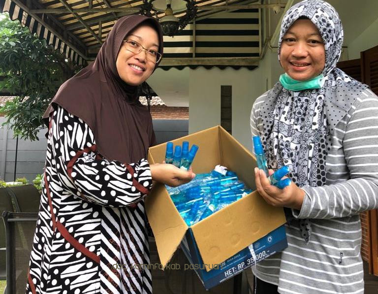 PKK Kabupaten Pasuruan Bagi-Bagi Ratusan Hand Sanitizer Untuk Ojol, PKL, Sampai Tukang Becak