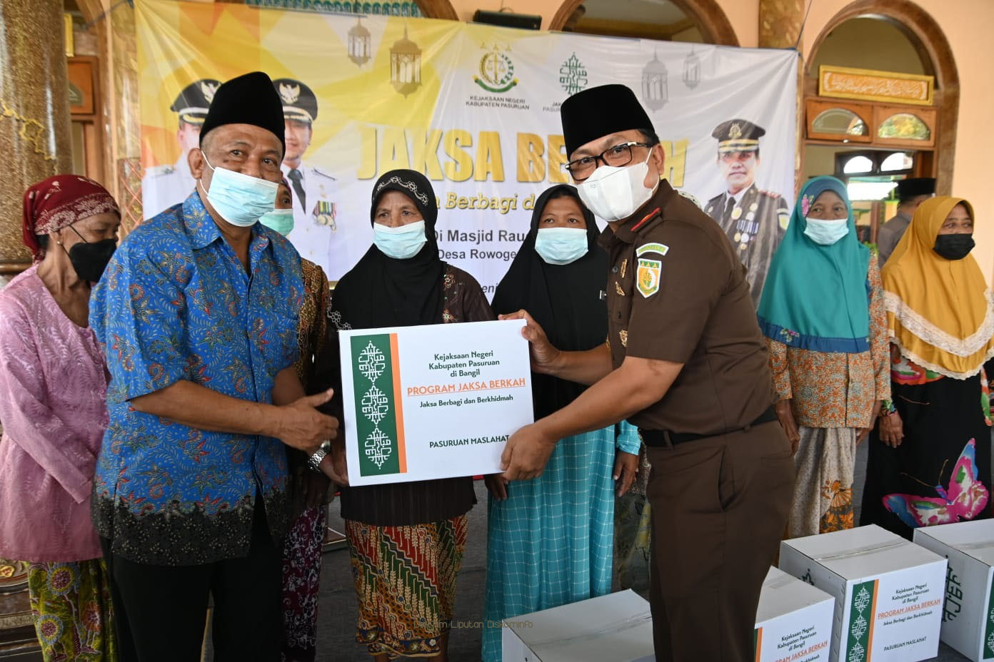 Jaksa Berkah. Cara Kejaksaan Negeri Kabupaten Pasuruan Bagi-Bagi Ratusan Bingkisan Lebaran untuk Warga Kurang Mampu