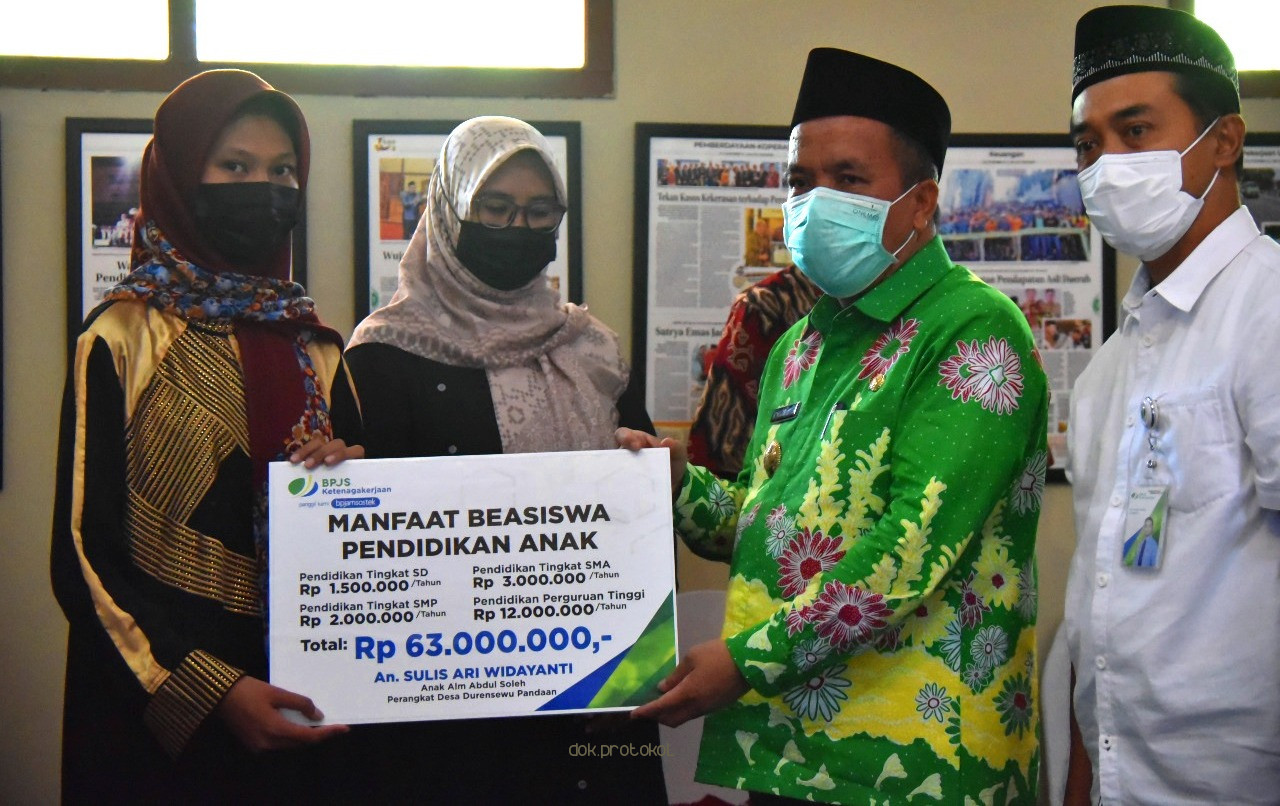 Pemkab Pasuruan Serahterimakan Secara Simbolis Kepada Para Penerima Jamsos Ketenagakerjaan