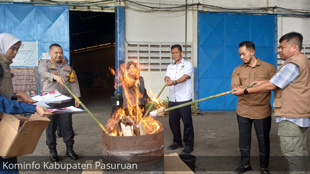 KPU Kabupaten Pasuruan Musnahkan Ratusan Surat Suara Berlebih dan Sisa