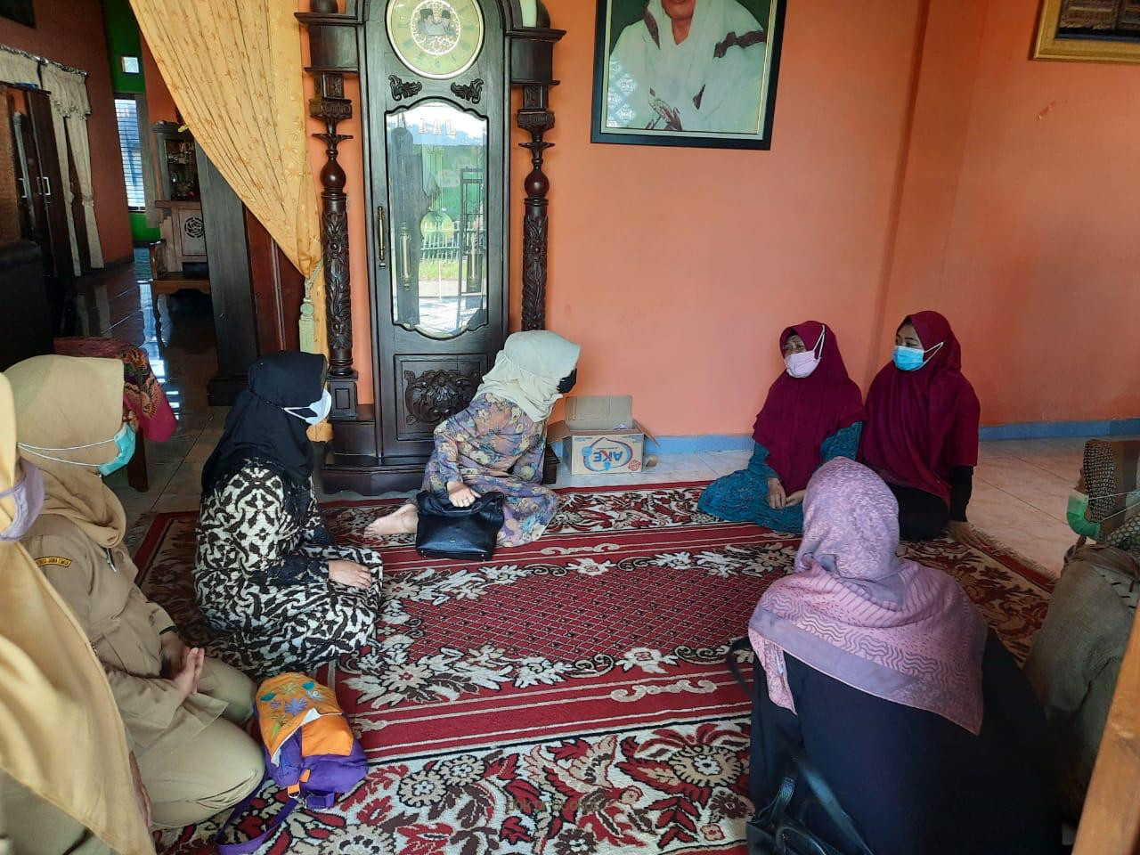 Ketua TP PKK Kabupaten Pasuruan, Ny Lulis Irsyad Yusuf Melayat Ke Rumah alm Lettu Imam Adi, Korban Tenggelamnya KRI Nanggala 402