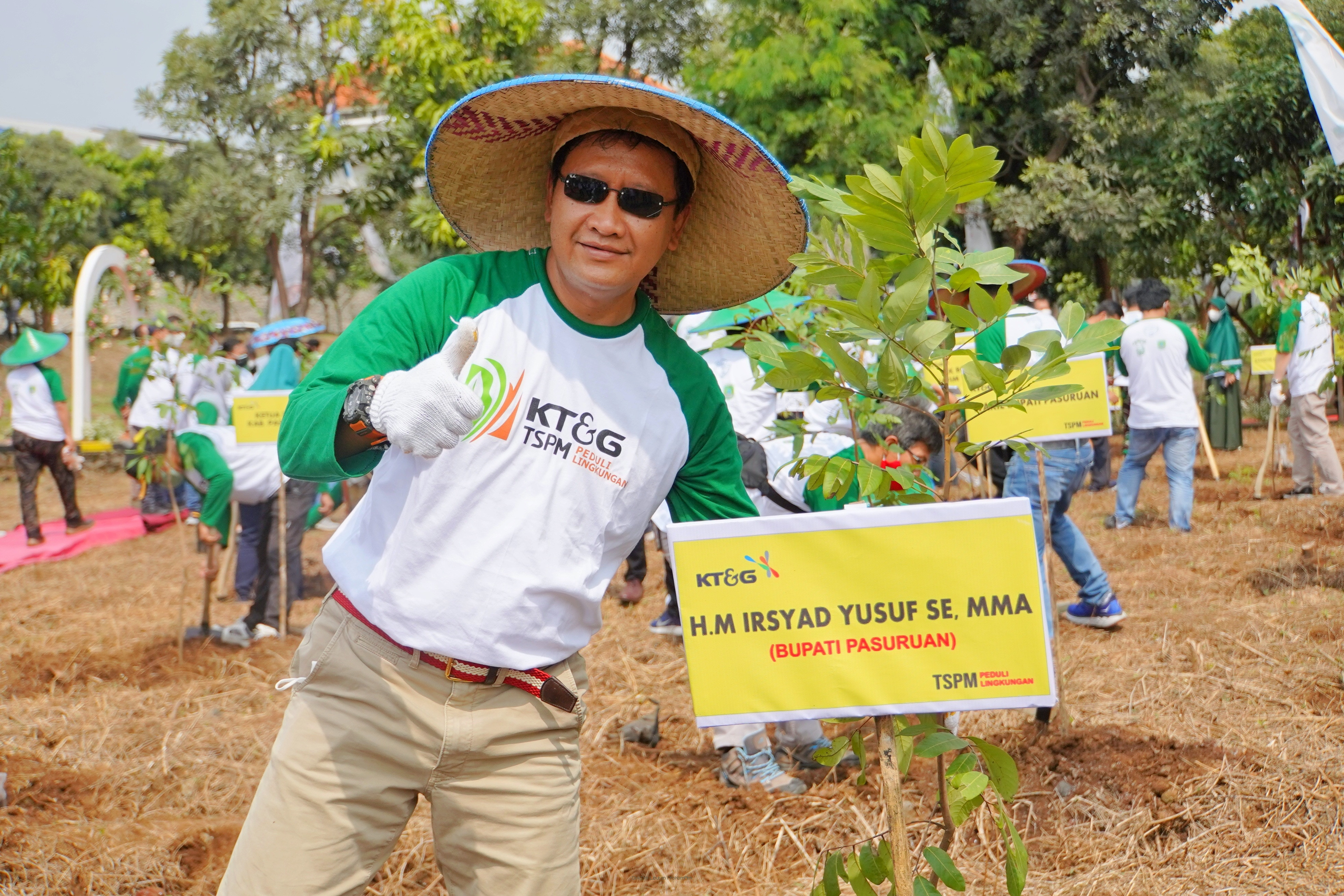 Kepala Daerah Ajak Pihak Swasta Atasi Pemanasan Global Dengan Gerakan Tanam Pohon  