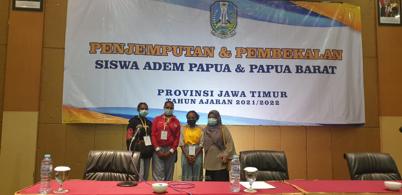 Program ADEM. SMKN Winongan Menerima 3 Siswi Papua 