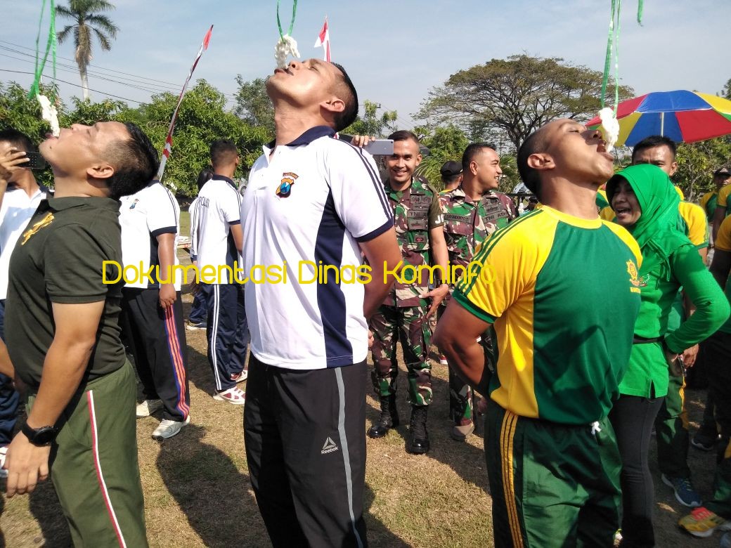 Olahraga Bersama TNI-POLRI, Kapolres, Dandim dan Danyonkav Beji Antusias Ikuti Lomba Makan Krupuk