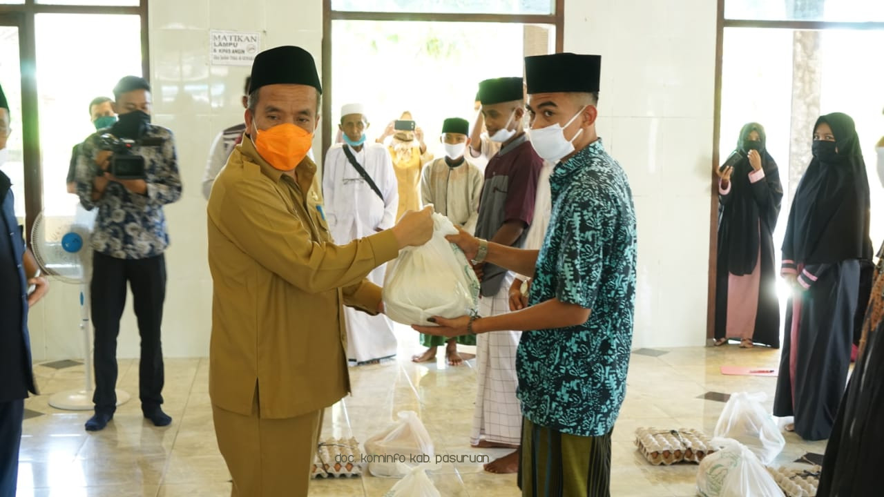 Wakil Bupati Pasuruan, KH Abdul Mujib Imron Kawal Terus Penyaluran Paket Sembako bagi Penyandang Disabilitas, Anak Terlantar dan Warga Terdampak Aturan Pyhsical Distancing