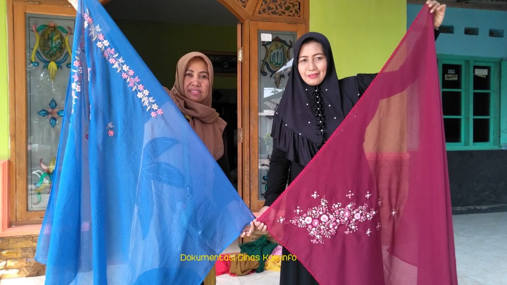 Melihat Dari Dekat Geliat Menyulam Jilbab Warga Desa Sidogiri