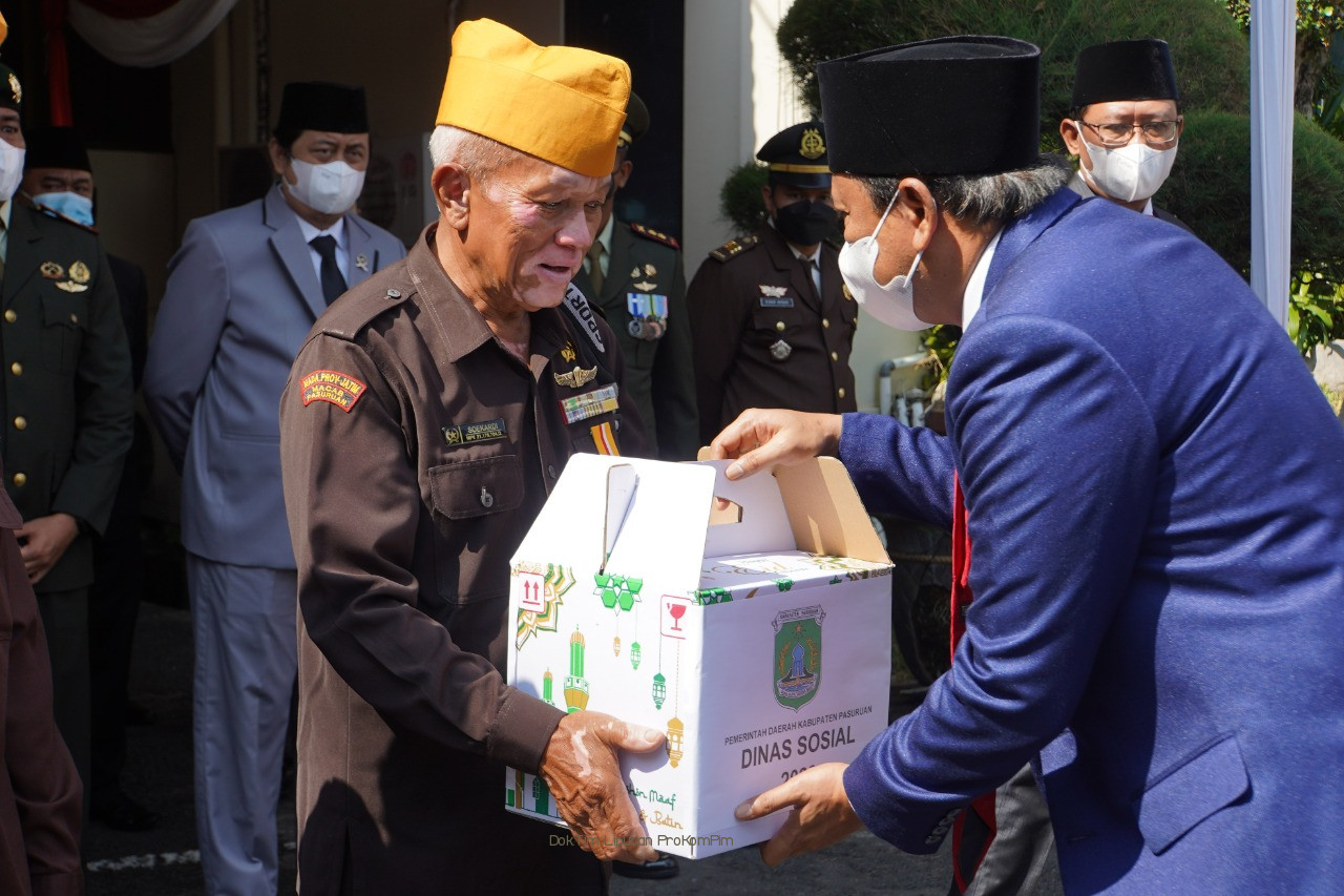 Hari Pahlawan, Bupati Irsyad Yusuf Beri Bingkisan Para Pejuang Kemerdekaan 