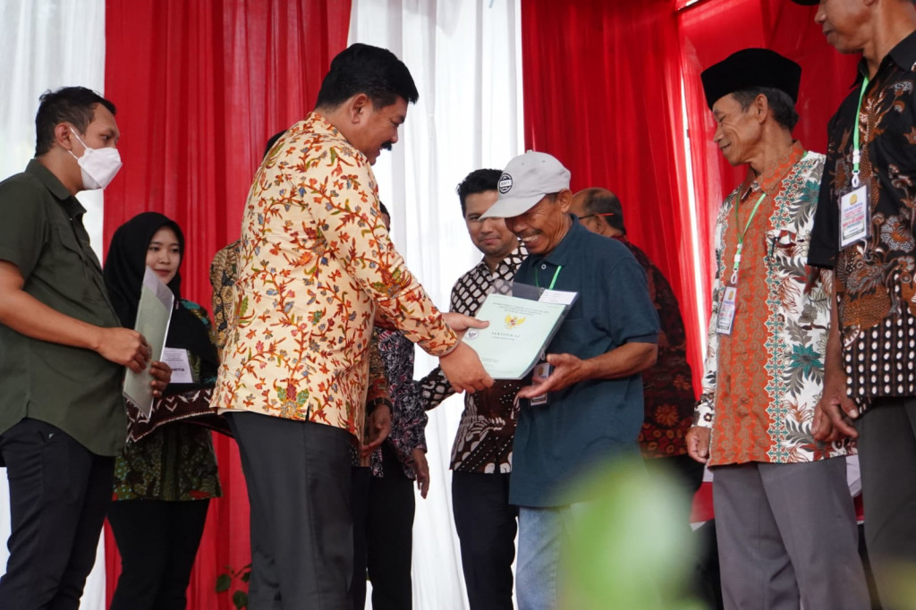 Menteri ATR Hadi Tjahjanto Serahkan Sertifikat Redistribusi Tanah Warga Desa Tambaksari