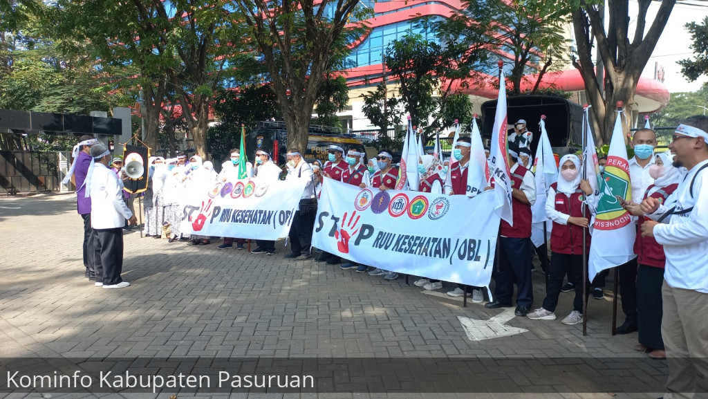 Puluhan Nakes di Kabupaten Pasuruan Gelar Unjuk Rasa. Tolak RUU Kesehatan Omnibus Law