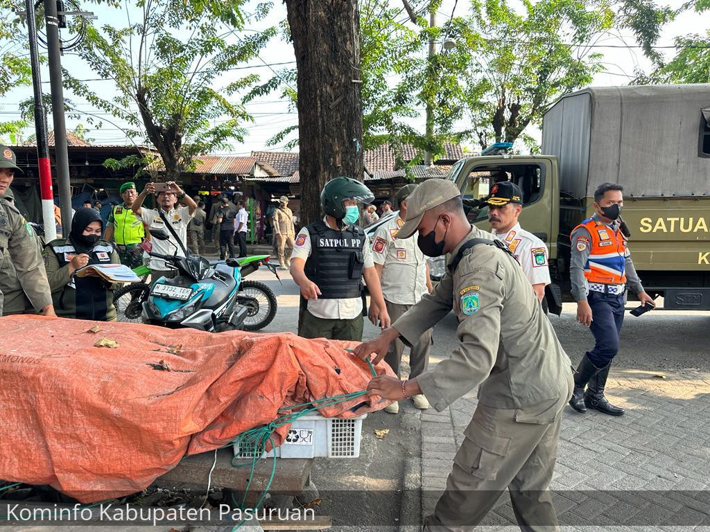 Satpol PP dan Tim Gabungan Tertibkan PKL Bandel dan Parkir Sembarangan di Depan Pasar Bangil