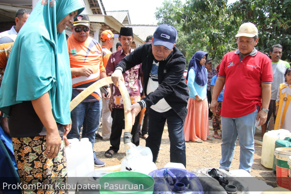 Wabup Mujib Imron Minta Dropping Air Bersih Setiap Hari Dikirim ke Desa Terdampak Kekeringan