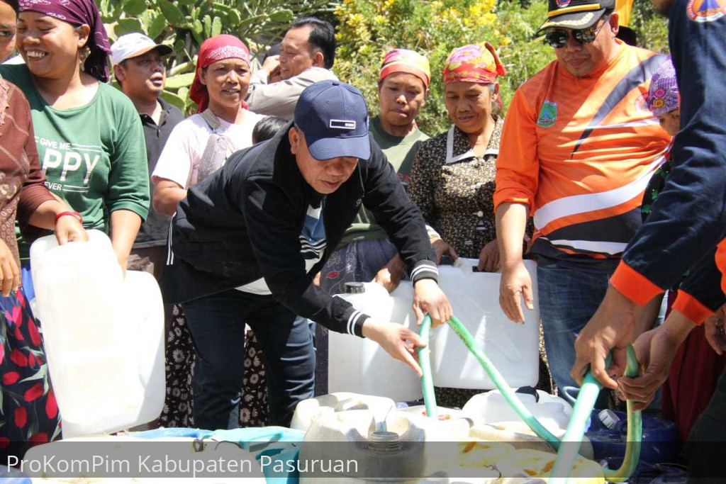 Distribusikan Bantuan Air Bersih, Wakil Bupati Instruksikan Camat dan Kades Terapkan Skala Prioritas