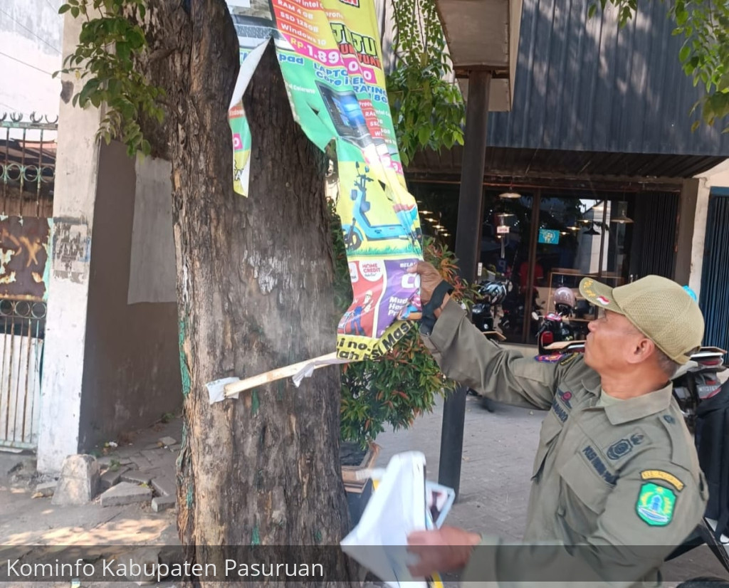 Satpol PP Kabupaten Pasuruan Turunkan Banner, Baliho, Reklame Liar dan Tak Berijin