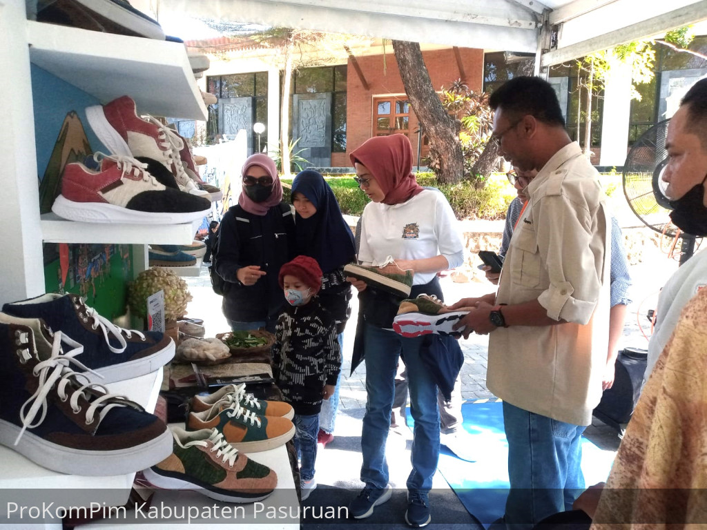 Sepatu Kupu Sutera Curi Perhatian Pengunjung Gebyar Pesta Rakyat Simpedes di Taman Candra Wilwatikta