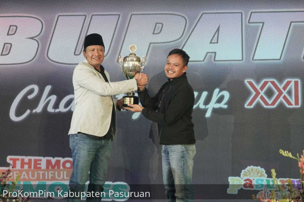 Gala Dinner Bupati Charity Cup XXI, Gus Irsyad Serahkan Trophy Kemenangan Untuk Sang Jawara