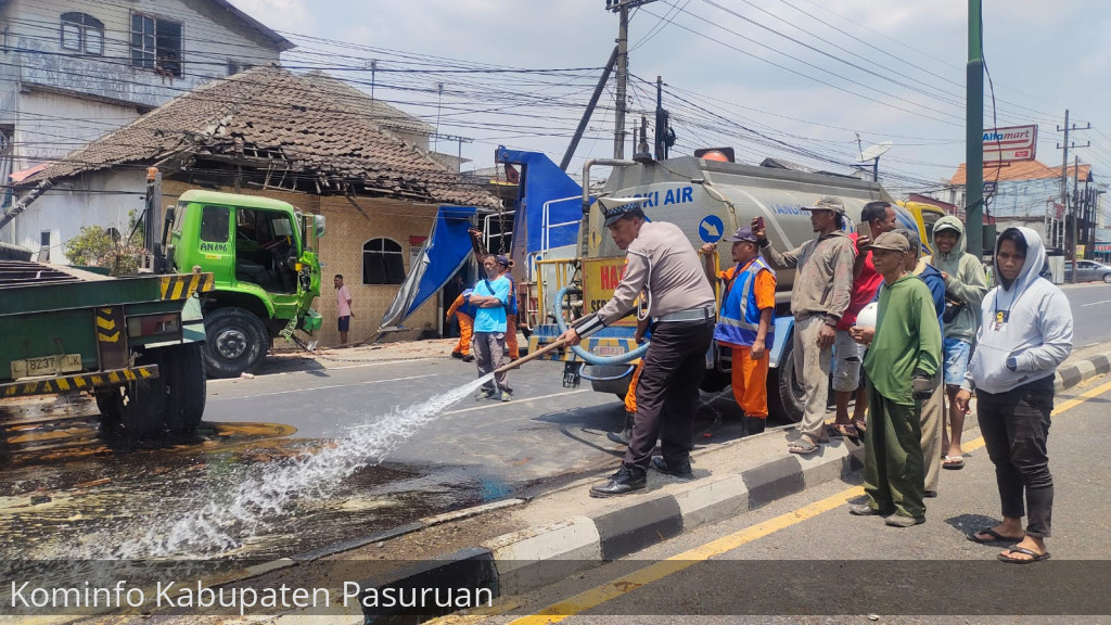 Truk Muatan Tetes Tebu Terguling di Jalur Pasuruan-Malang