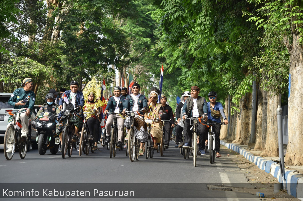 Ratusan Sepeda Tua Ramaikan Jalanan Kota Pasuruan. Bupati dan Wawali Ngontel Sarungan