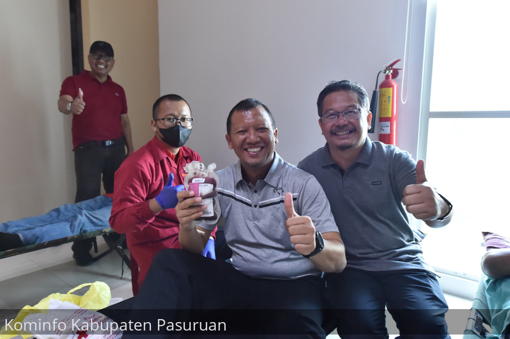 Meriahkan Hari Jadi Provinsi Jatim ke 78. Pj Bupati Andriyanto dan Sekda Yudha Jadi Pendonor Darah