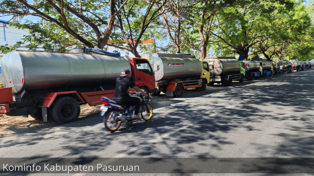 Pemkab Pasuruan, Warga dan Belasan Perusahaan Bersihkan Sungai Kedondong Dengan Cara Digelontor