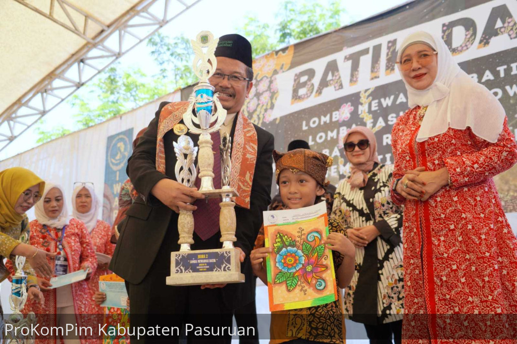Event Batik Day, Pj. Bupati Pasuruan Apresiasi Inovasi IWAPI Dalam Mengedukasi Anak Bangga Berbusana Batik
