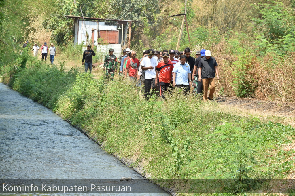 Sidak Sungai Welang. Pj Bupati Pasuruan : Baunya Sangat Tajam. Asumsi Saya Diduga Sungai Ini Tercemar