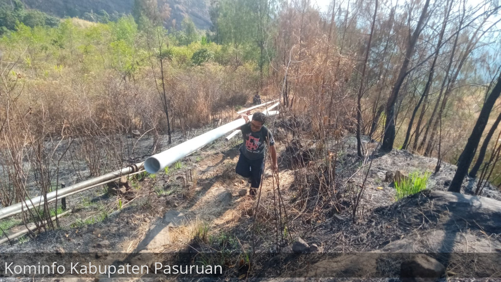 Pasca Kebakaran, Pemkab Pasuruan Pasang Pipa Air untuk Warga di Lereng Gunung Arjuno