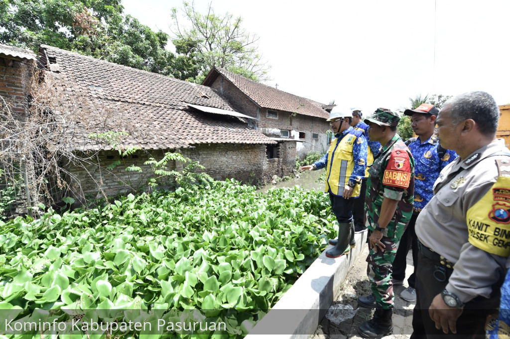 Pj Bupati Pasuruan, Andriyanto Tinjau Normalisasi Sungai Kebonsari