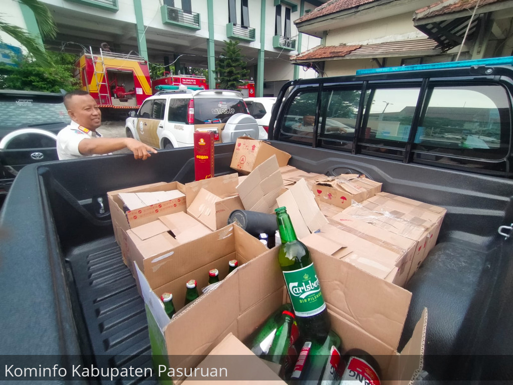 Satpol PP Kabupaten Pasuruan Amankan Ratusan Botol Miras dari Toko di Pandaan