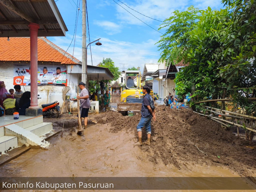 BPBD Bersama Relawan dan Warga Desa Prodo Gotong Royong Bersihkan Endapan Lumpur Tebal Sisa Banjir Bandang