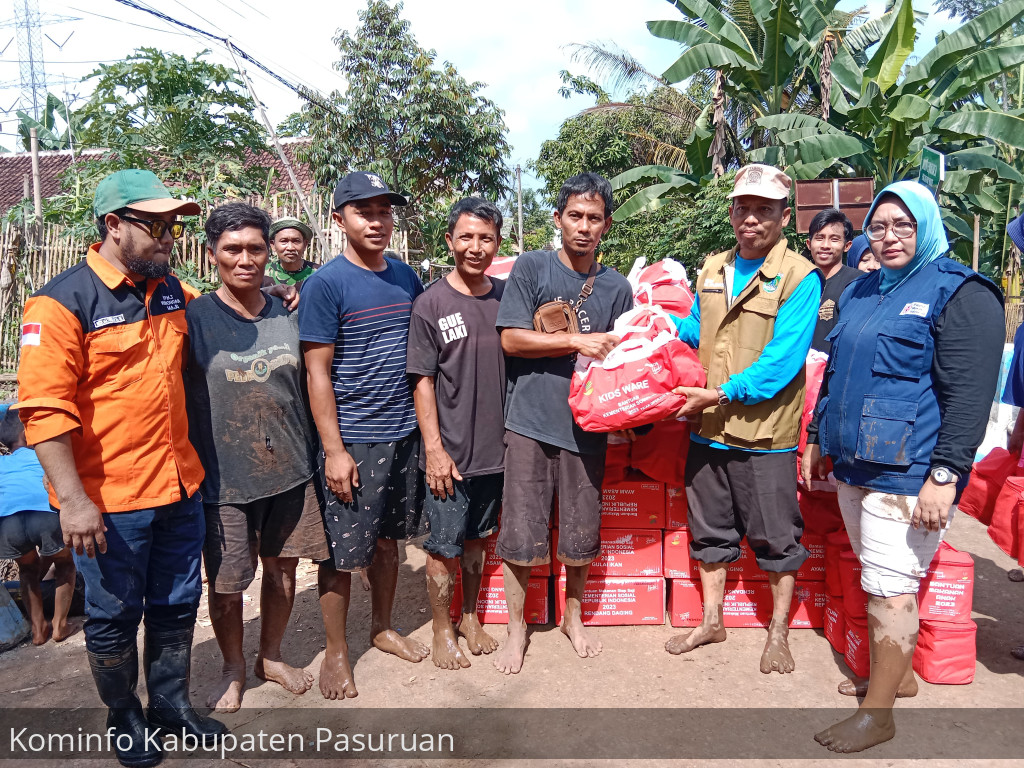 Dinsos Kabupaten Pasuruan Salurkan Ribuan Nasi Bungkus Hingga Kids Ware untuk Warga Terdampak Banjir Bandang