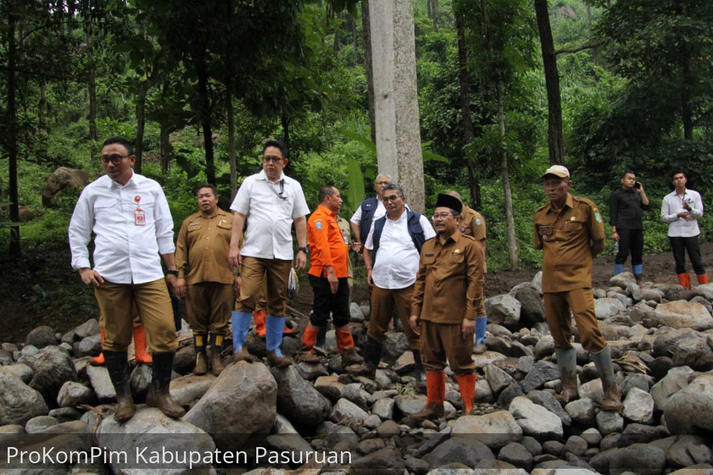 Pj. Bupati Pasuruan Tinjau Lokasi Banjir Bandang Desa Lumbang Bersama Sekdaprov dan Kalaksa BPBD Jatim