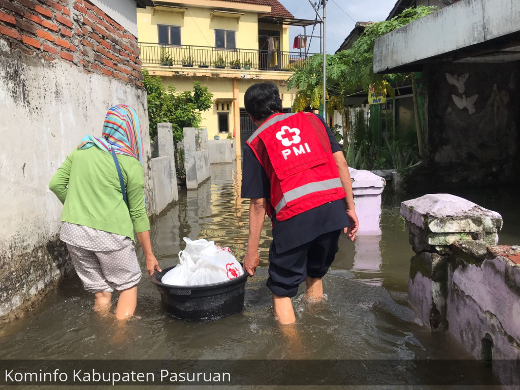 PMI Kabupaten Pasuruan Salurkan 750 Nasi Bungkus untuk Warga Terdampak Banjir di Kedungringin dan Kedungboto