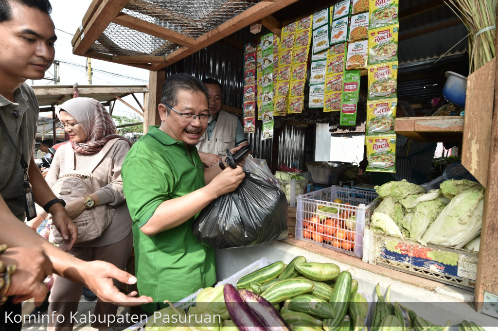 Pj Bupati Andriyanto Borong Dagangan Pedagang Pasar Gondang Legi