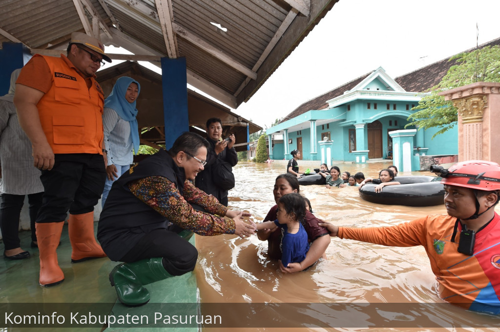 Sidak Banjir. Pj Bupati Andriyanto Bagikan Nasi Bungkus Hingga Obat-Obatan dan Selimut