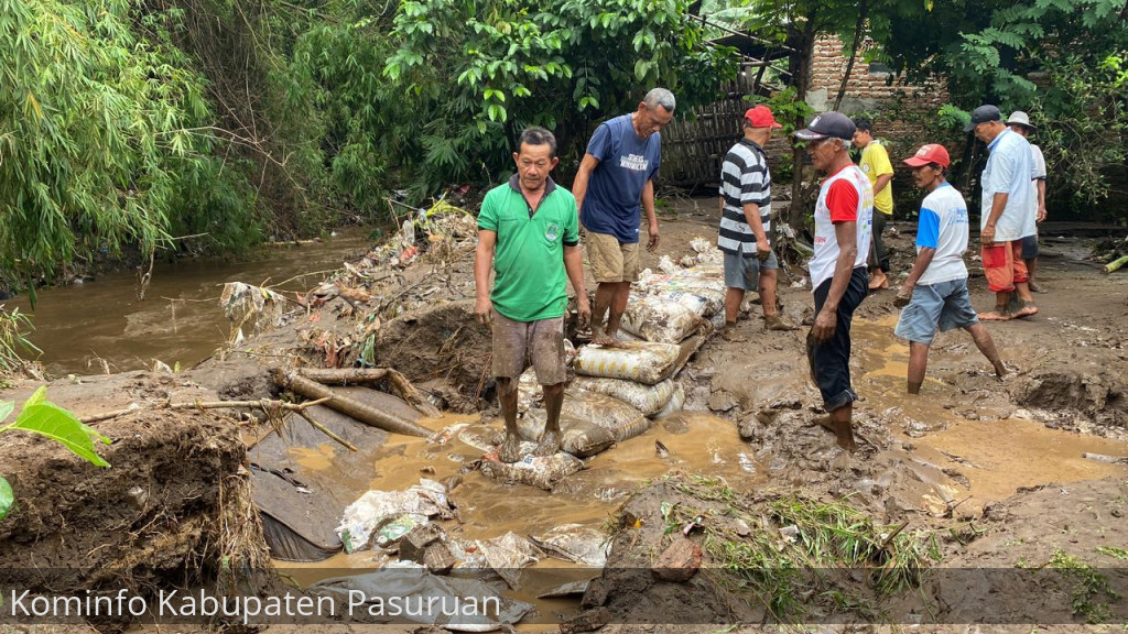 Warga Terdampak Banjir Gotong Royong Bersihkan Lumpur dan Pasang Sandbag Untuk Tanggul Jebol