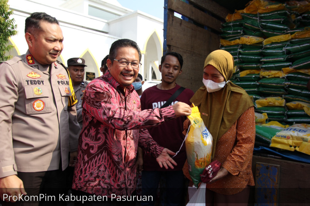Saling Bersinergi Tekan Laju Inflasi di Bulan Ramadhan 1445 H, Polres dan Pemkab Pasuruan Gelar Pasar Murah