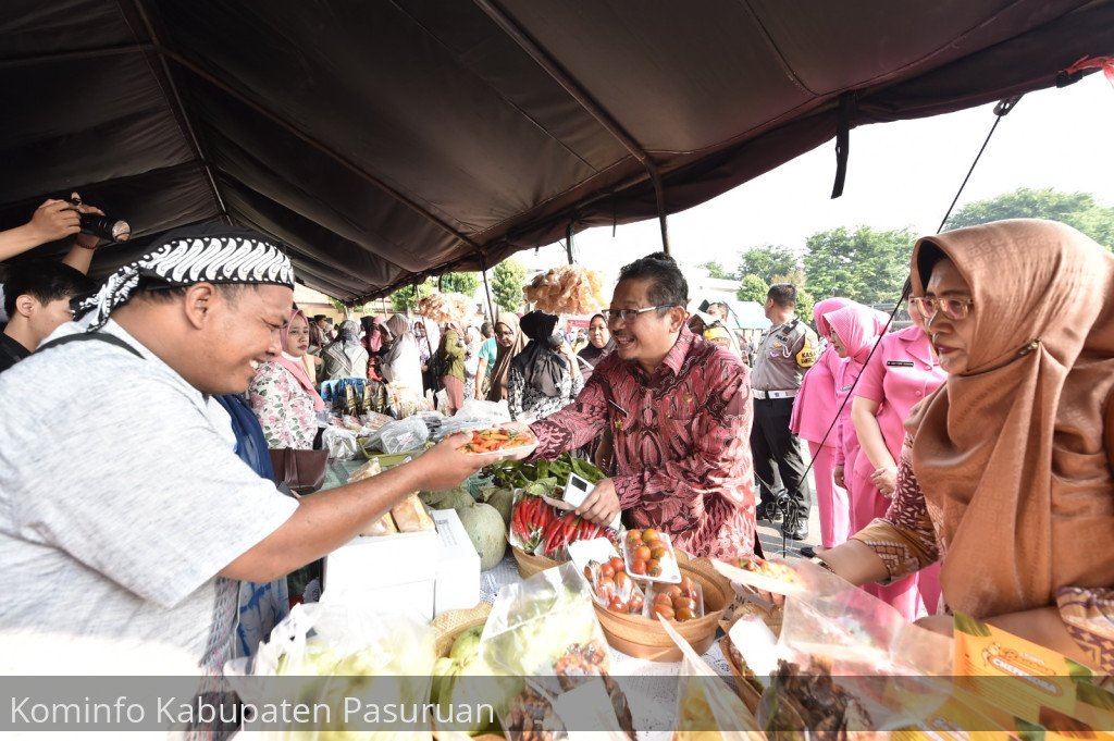 Ratusan Warga Serbu Pasar Murah Ramadhan Pemkab Pasuruan dan Polres Pasuruan
