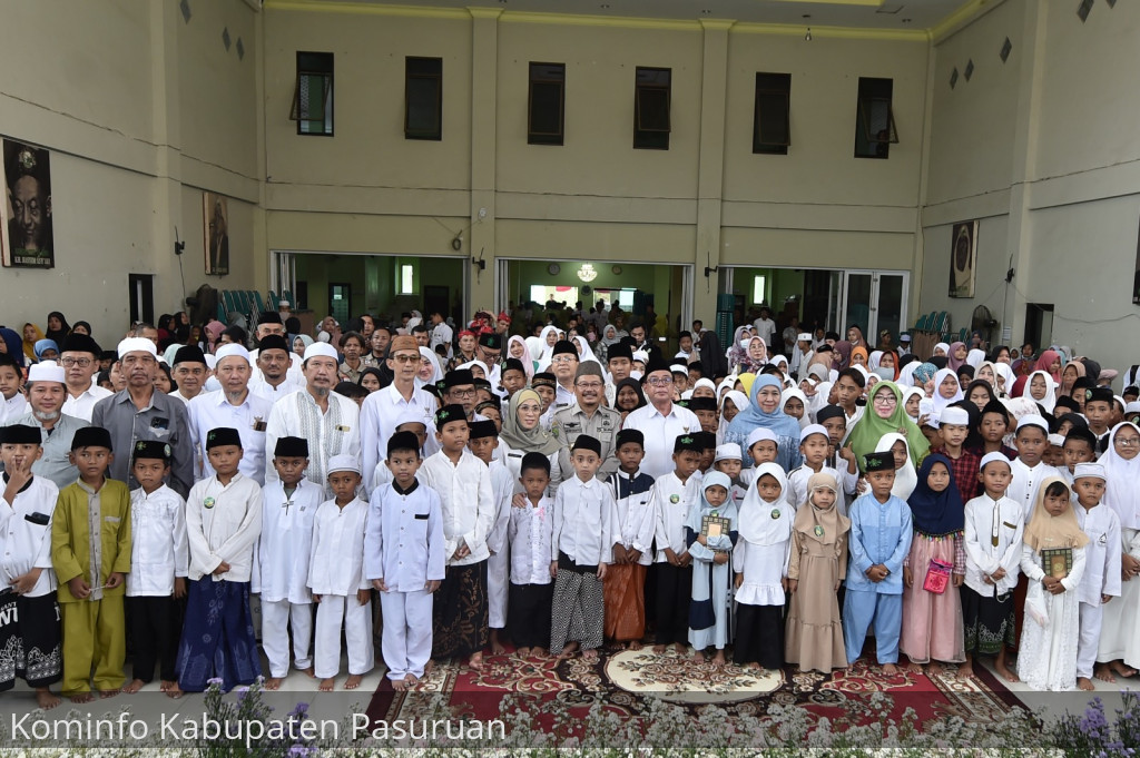 Baznas Jatim dan Pemkab Pasuruan Salurkan Santunan untuk 1000 Yatim Piatu di Kabupaten Pasuruan