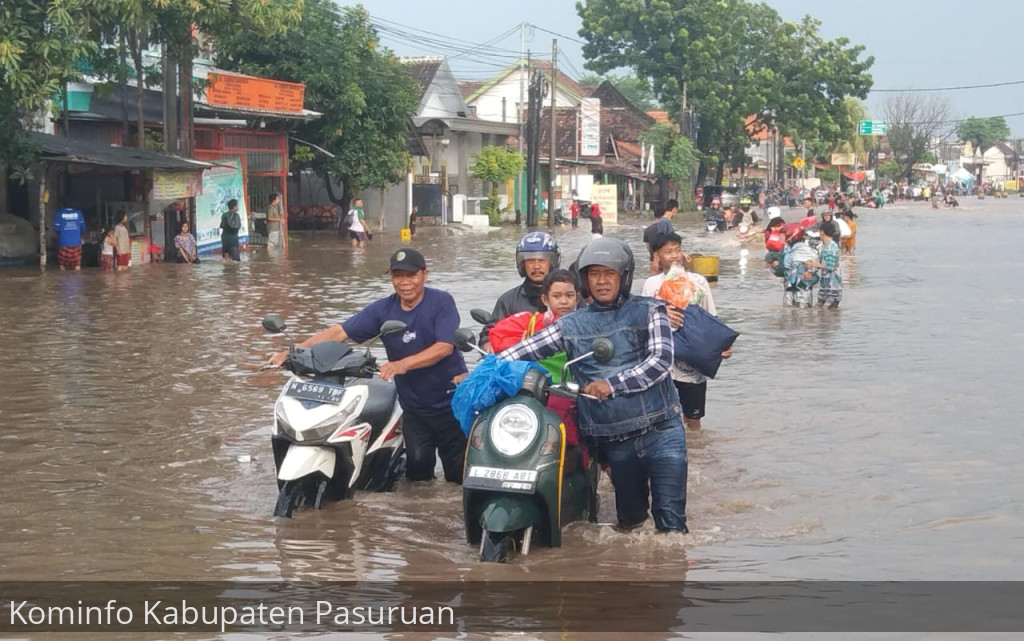 Jalur Pantura Pasuruan-Surabaya Lumpuh Total Dikepung Banjir