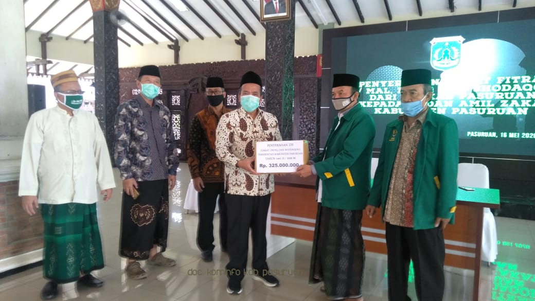 Wakil Bupati Pasuruan, KH Abdul Mujib Imron Serahkan Zakat, Infaq dan Shodaqoh ASN ke Baznas