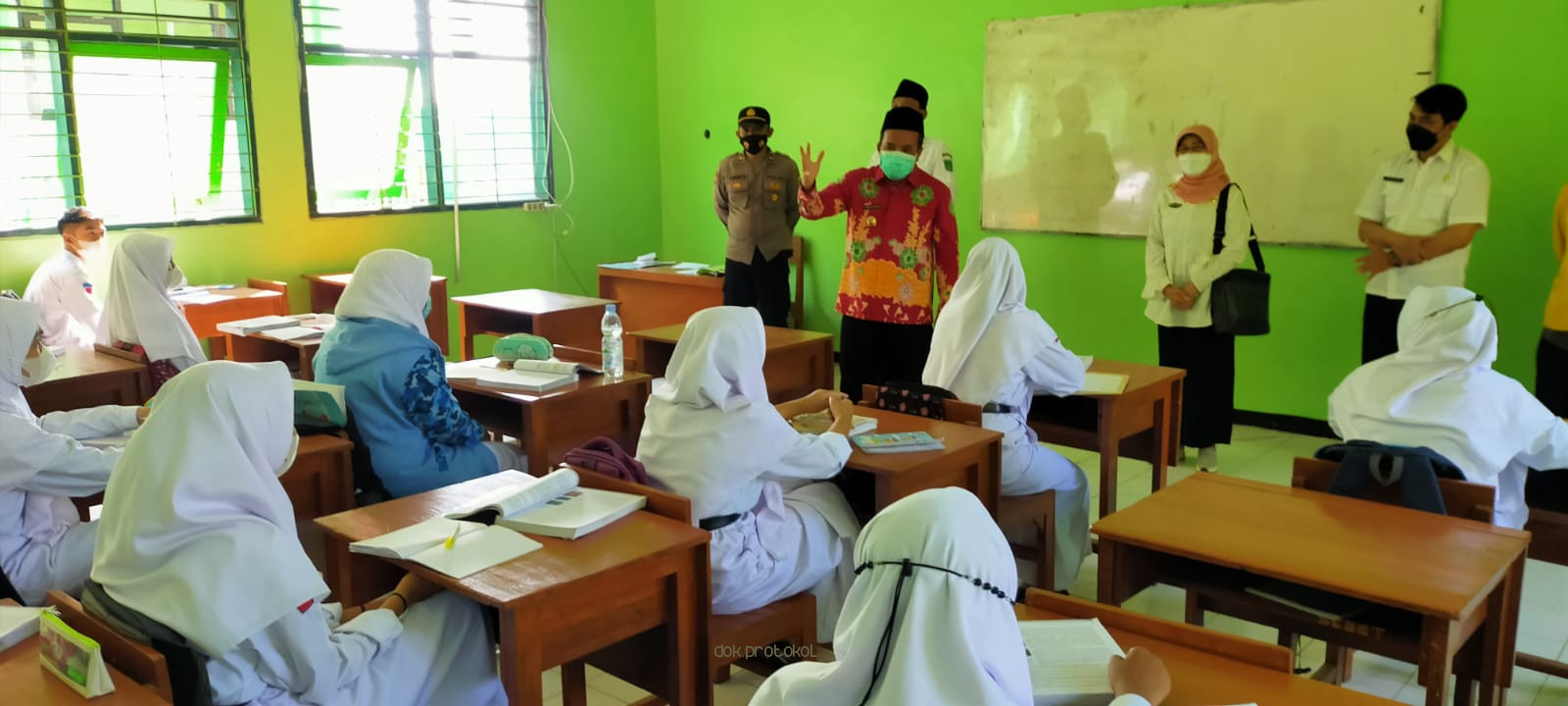 Sidak PTM Terbatas, Wakil Bupati Pasuruan, Gus Mujib Imron Tegur Sekolah Yang Masukkan Siswanya 100% Kapasitas Kelas