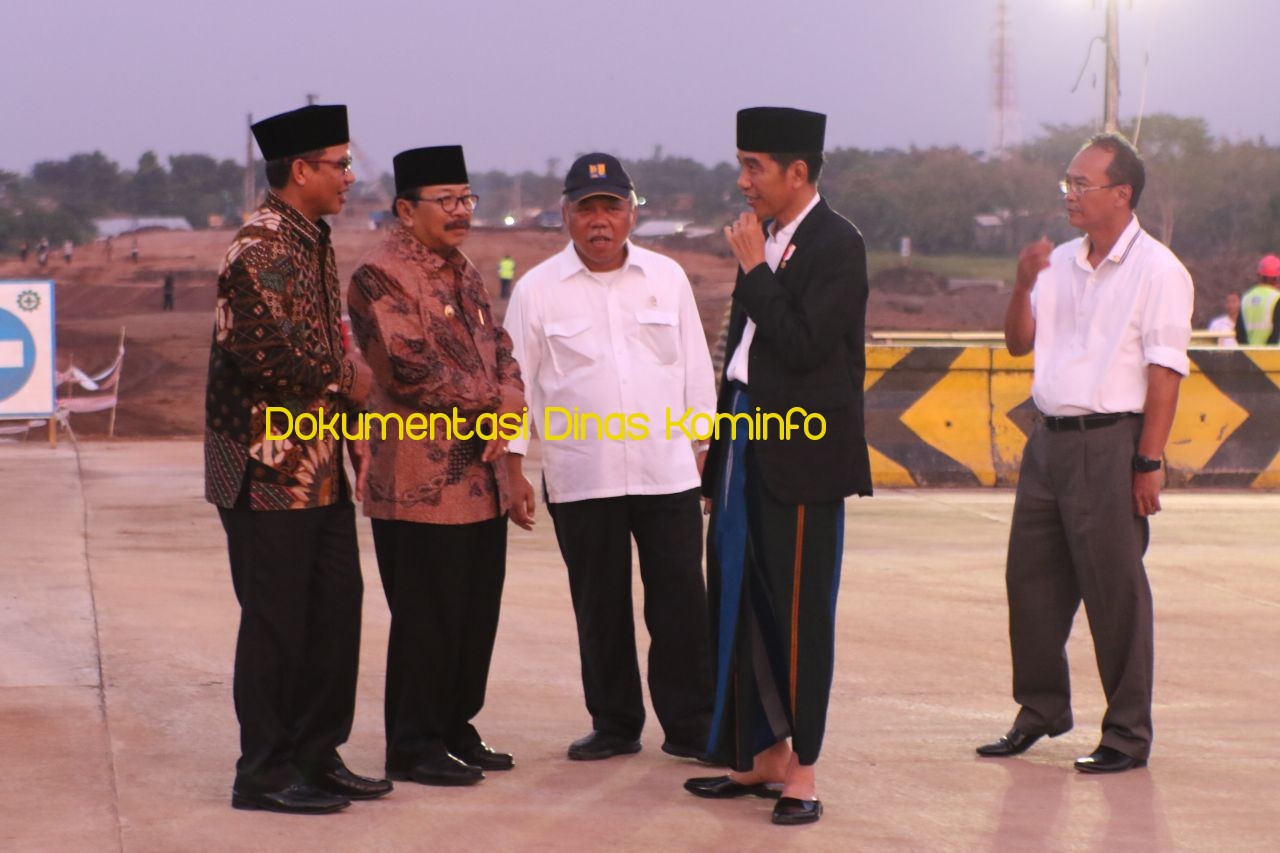 Kenakan Sarung dan Kopyah Hitam, Presiden Jokowi Tinjau Pembangunan Tol Rembang-Pasuruan