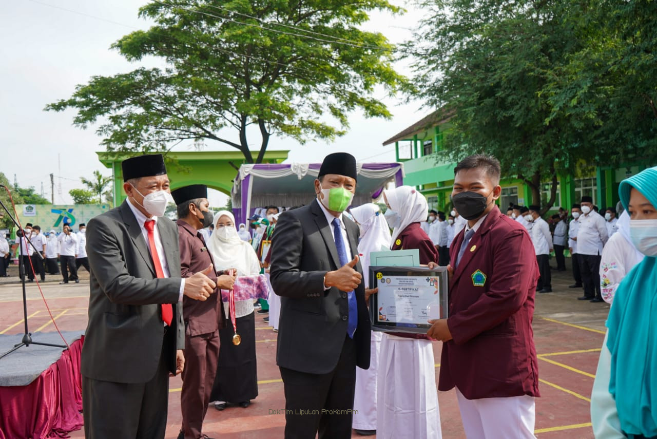 Hari Amal Bhakti ke 76, Bupati Irsyad Yusuf Serahkan Penghargaan Pelajar Madrasah Berprestasi 
