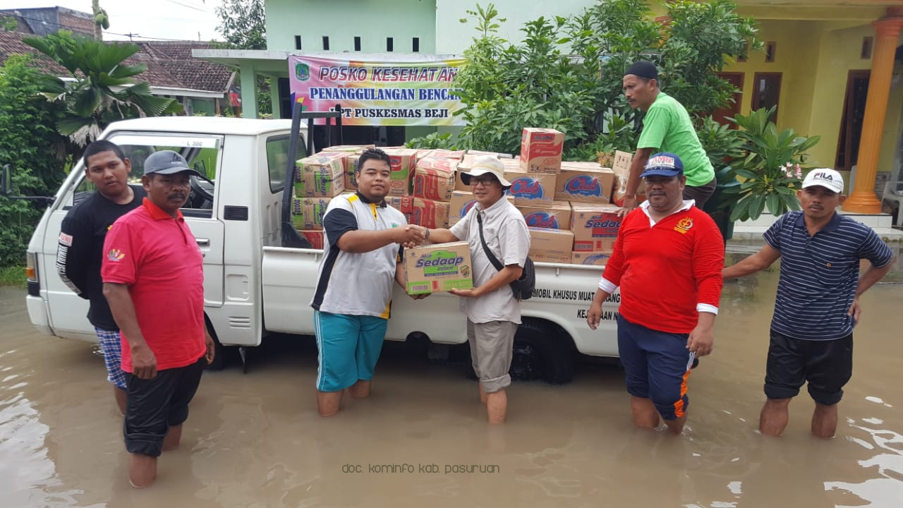 Peduli Korban Banjir, Jaksa dan Staf Kejari Kabupaten Pasuruan Salurkan Bantuan