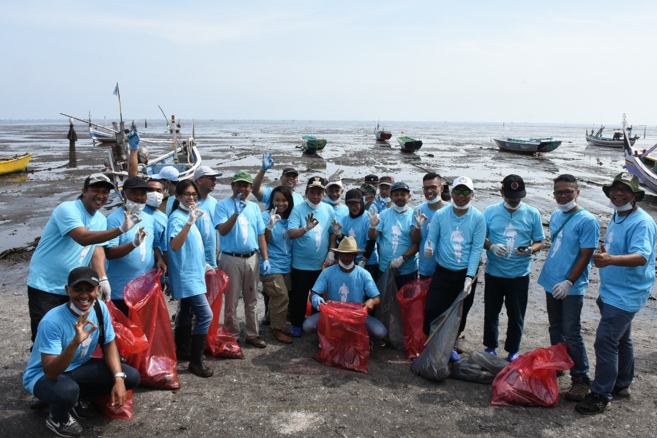 Wakil Bupati Pasuruan, Gus Mujib Imron Pimpin Gerakan Bersih-Bersih Sampah Pantai