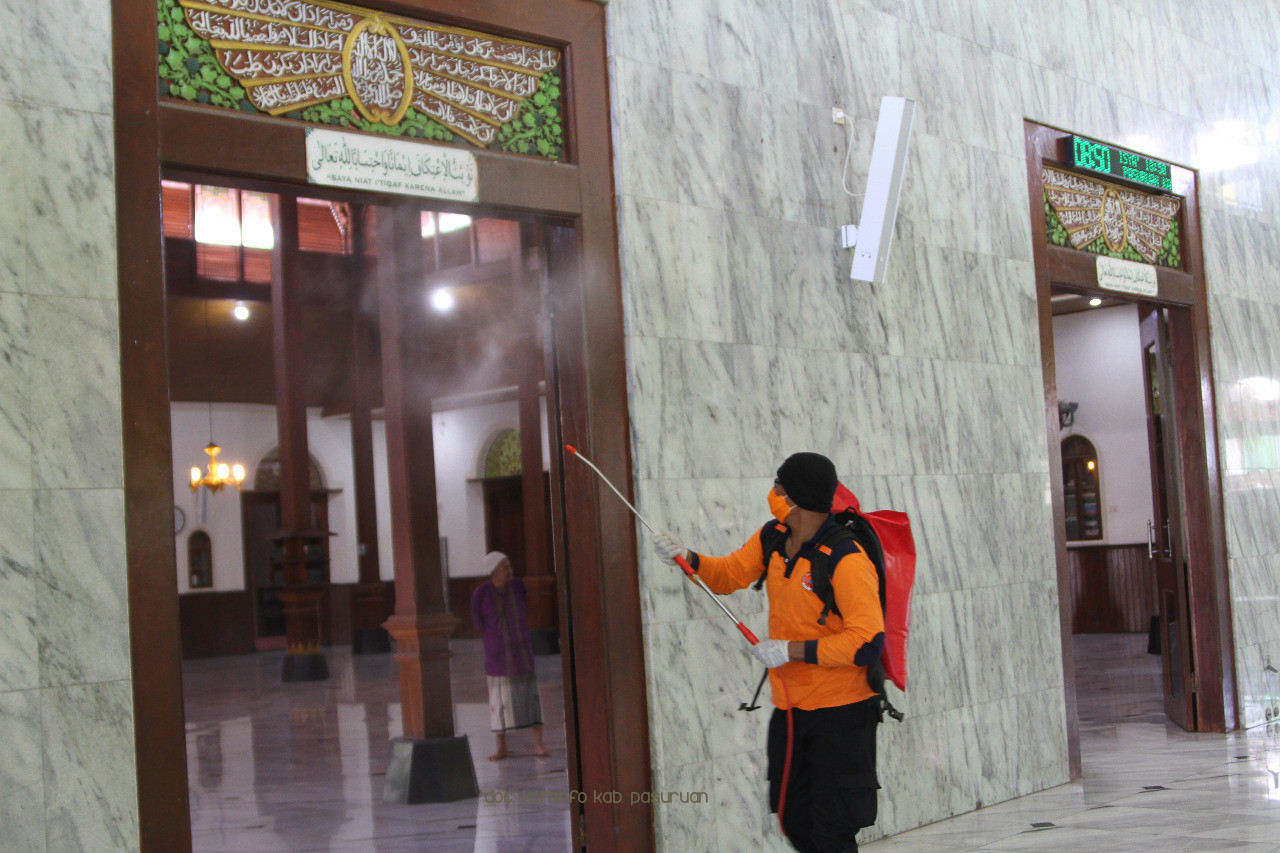 Masjid Agung Bangil dan Ponpes Sidogiri Disemprot Cairan Desinfektan