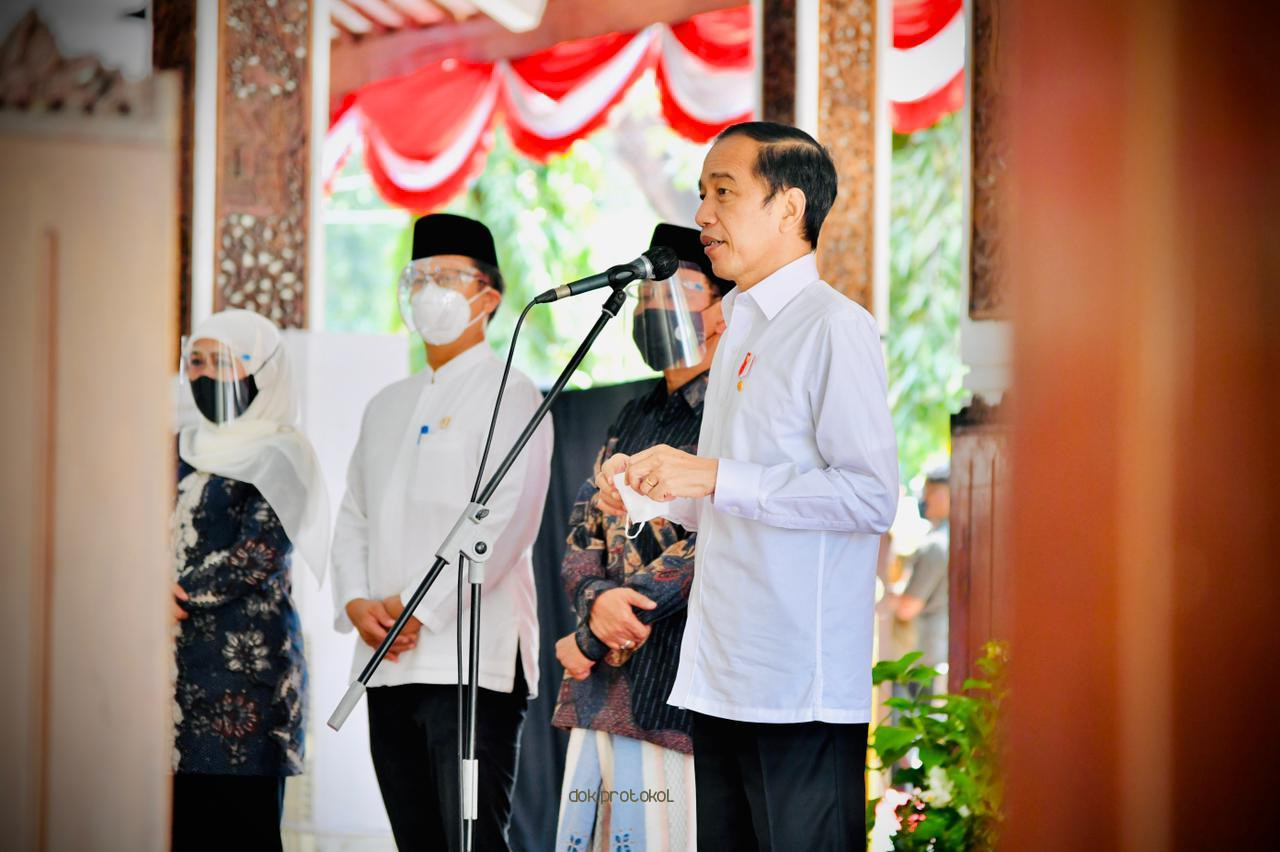 Jokowi Perintahkan Menkes Segera Distribusikan Vaksin AstraZeneca