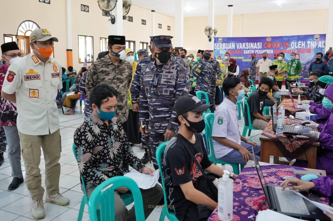 Bupati Apresiasi “Serbuan Vaksinasi” TNI AL Untuk Pelajar dan Santri     