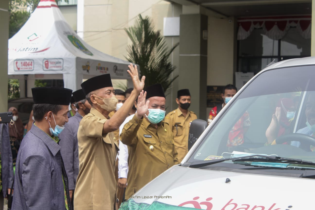 Wabup Mujib Imron Berangkatkan 7 Kafila Menuju FASI Nasional di Palembang 