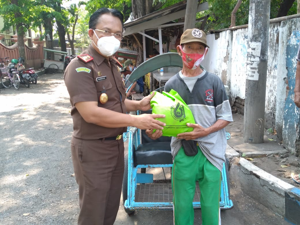 Bantu Warga Terdampak PPKM Darurat, Kejari Kabupaten Pasuruan Bagi-Bagi 1000 Paket Sembako 